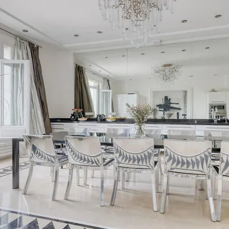 Renovated, Amazing & Huge Flat Of 200 Sqm 16 *