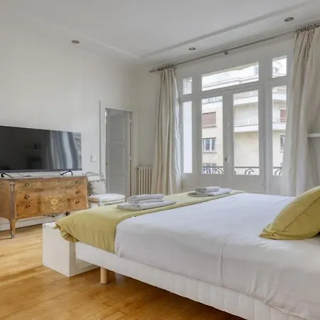 Lejlighed Renovated, Amazing & Huge Flat Of 200 Sqm 16 *